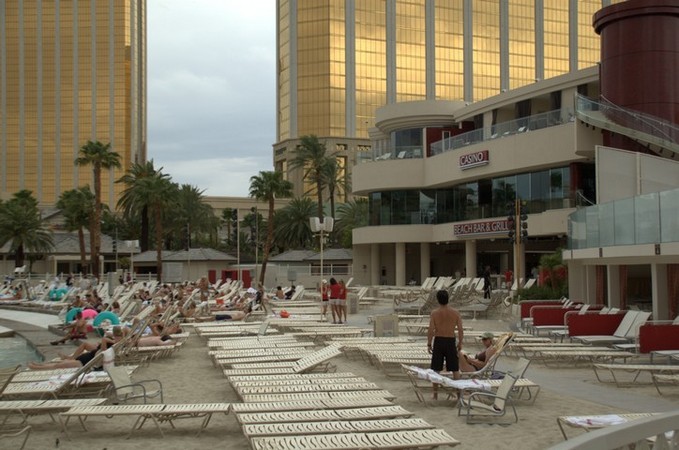 Mandalay Bay Pool Pictures 6